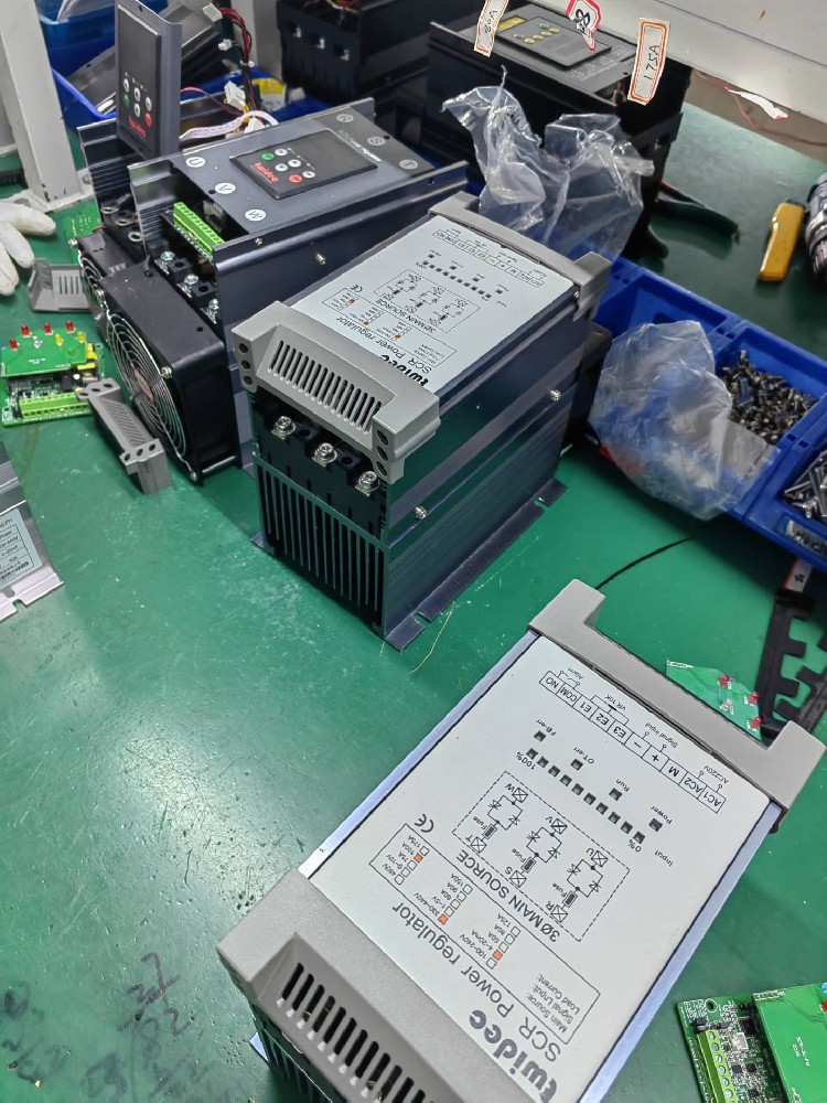 电力调整器的额定电压参数对其应用场景有何限制？